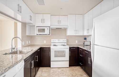 Evergreen Park Apartment | Upscale Palo Alto 2BR w/W/D & Pool, walk to Pinterest, by Blueground