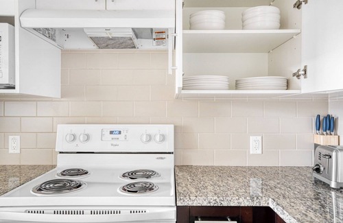 Evergreen Park Apartment | Upscale Palo Alto 2BR w/W/D & Pool, walk to Pinterest, by Blueground