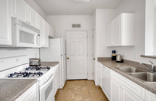 South San Jose Apartment | Upscale San Jose 1BR w/Gym, Pool & W/D, near WF & Costco, by Blueground