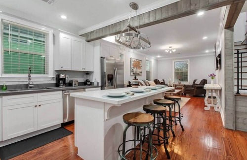 Milneburg House | Upscale Tranquil Unit Near City Park