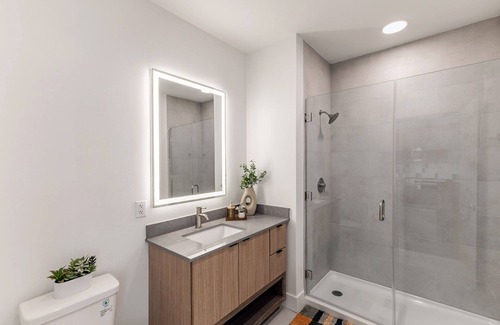 Huntsville Hotel | Upscale Urban Escape w/Kitchen | Near Famous Landmarks & Museums | Pet Friendly