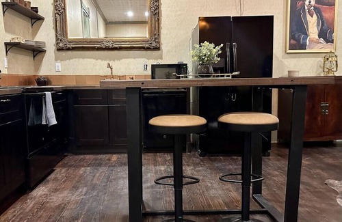 Okemah Apartment | Upscale Western Inn With Historical Distinction and Modern Comfort