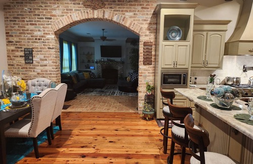 Brandon House | Upscaled Lakeview French Acadian Retreat Oasis