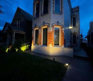 Lincoln Park House | UPTOWN CASTLE - CITY VIEWS - THEATER & CONVENTION DISTRICT!