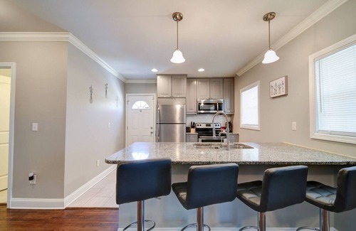 Villa Heights House | Uptown Charlotte 2BR Getaway - Dog Friendly