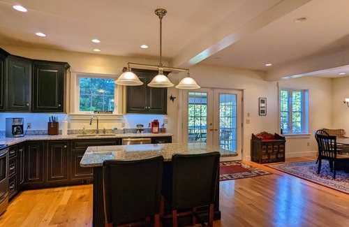 Meredith House | Uptown Charmer, Meredith near Winnipesaukee!