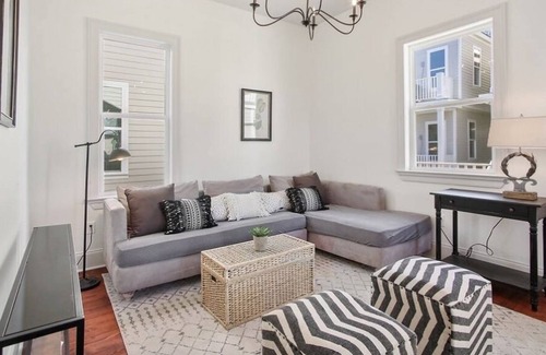 Faubourg Delassize Cottage | Uptown Cottage Sleeps 5