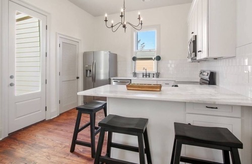 Faubourg Delassize Cottage | Uptown Cottage Sleeps 5