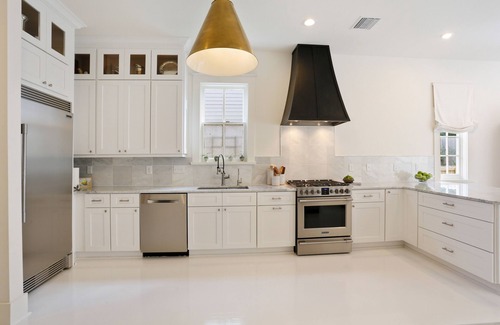 West Riverside Hotel | Uptown w/yard and near Universities