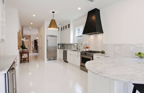 West Riverside Hotel | Uptown w/yard and near Universities