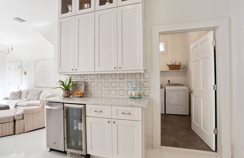 West Riverside Hotel | Uptown w/yard and near Universities