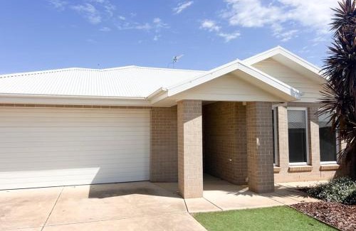 Lloyd Villa | Urban 3BR Oasis: Style & Comfort