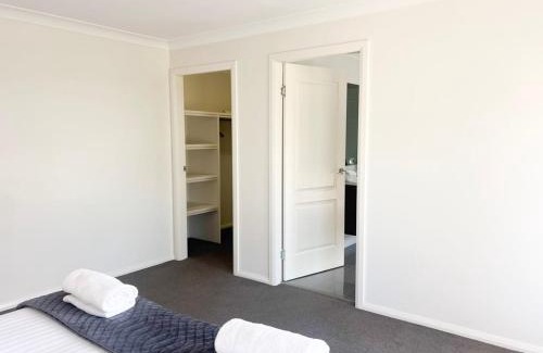 Lloyd Villa | Urban 3BR Oasis: Style & Comfort