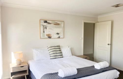 Lloyd Villa | Urban 3BR Oasis: Style & Comfort