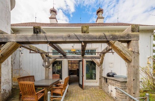 Appleton House | Urban Farmstead & Game Barn - Appleton Getaway!