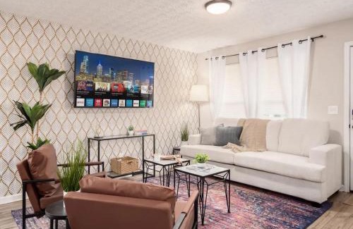 West Columbus House | Urban Oasis w Hot Tub Near Downtown & Arena District