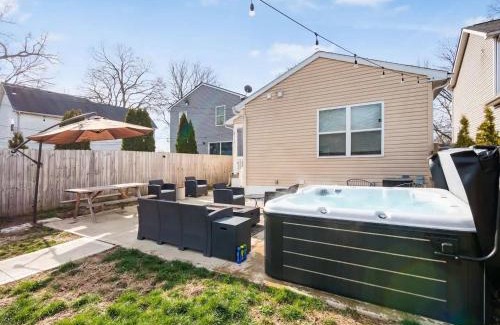 West Columbus House | Urban Oasis w Hot Tub Near Downtown & Arena District