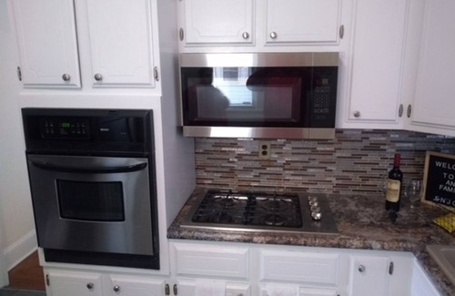 Racine House | Urban! Professionally Cleaned, Self Check In - Sleeps 10