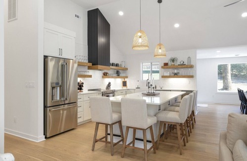 Gallatin House | Urban Rustic Lakeside Retreat with Dock, Sleeps 20