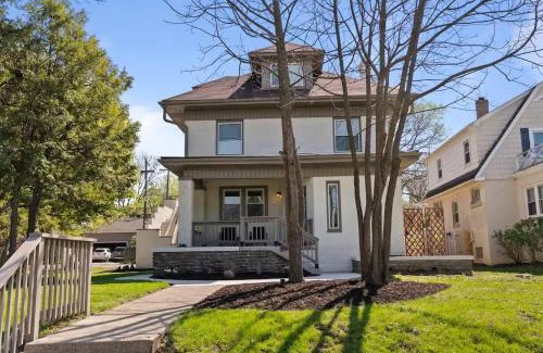 Clintonville Apartment | Stunning 2 BR - Parking and Walk to Park