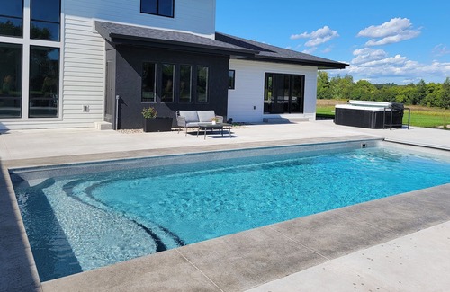 Custer House | US Senior Open-ready. Large capacity with heated pool & hot tub.