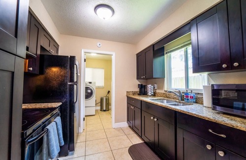 University House | USF Hideaway – Steps from USF & Moffitt, Pet-Friendly 3BR Home with Backyard