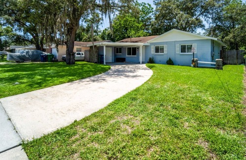 University House | USF Hideaway – Steps from USF & Moffitt, Pet-Friendly 3BR Home with Backyard