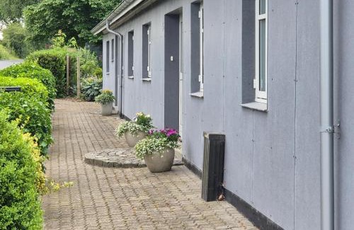 Kvaerndrup House | Værelse, tv-stue og spiserum uden vand, ikke køkken, på første sal , eget badeværelse i stueetagen