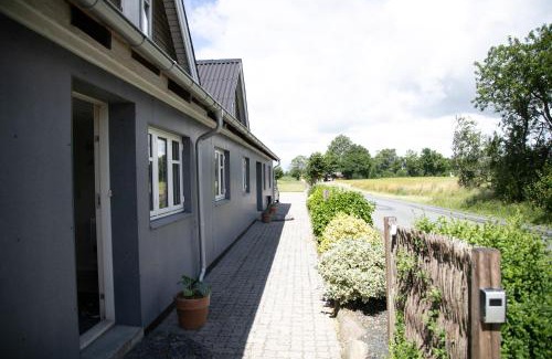 Kvaerndrup House | Værelse, tv-stue og spiserum uden vand, ikke køkken, på første sal , eget badeværelse i stueetagen