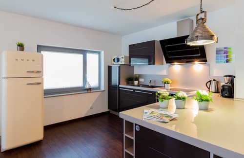 Altefaehr Apartment | Vacation apartment Zeitlos with sun and lake view - Ferienwohnung Zeitlos