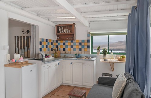 Caleta de Caballo Apartment | Vacation 'Dangminzheng Atic' with Mountain View and Wi-Fi