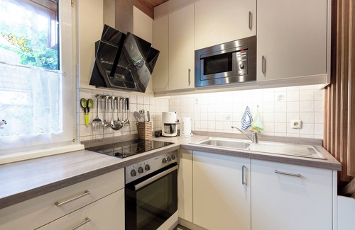 Dorumer Neufeld House | Vacation home Knechtsand 20 with a densely overgrown garden and close to the beach.