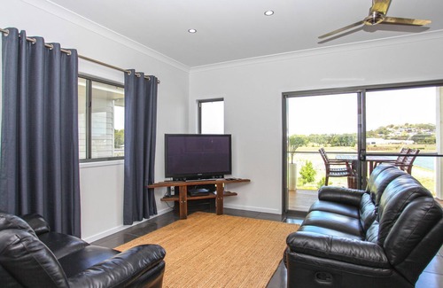 Andergrove House | Vacation home by the lake