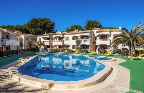 Es Pelats House | Vacation Home "Can Nogueras" with Wi-Fi, Balcony, Terrace, Shared Pool and Garden