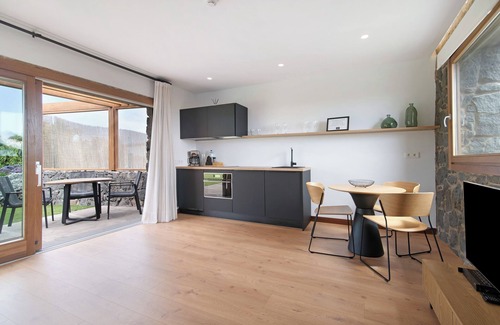 Telde House | Vacation Home 'Jacaranda - Finca La Suerte Grande' with Mountain View & Shared Pool