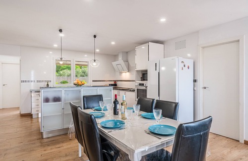 Es Garrovers House | Vacation Home "Villa Sueños" with Private Pool, Private Terraces & Wi-Fi