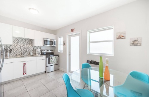 Parkside House | Vacation in Style & Comfort! Hollywood Easy Living