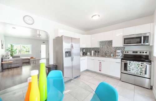 Parkside House | Vacation in Style & Comfort! Hollywood Easy Living