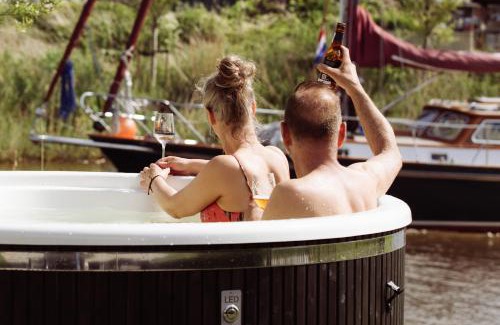 Oostrum House | Vakantiehuis aan het water met hottub