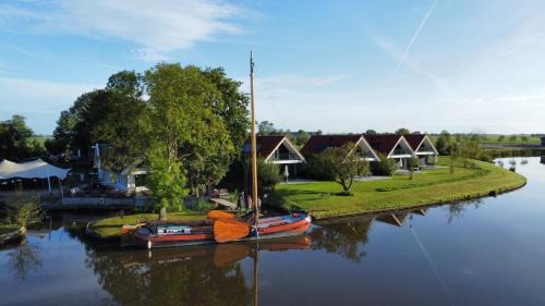Oostrum House | Vakantiehuis aan het water met hottub
