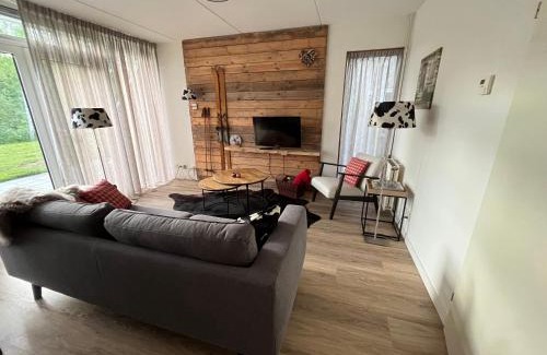 Vlagtwedde Resort | Vakantiehuis de Vennen in Vlagtwedde Parkeren voor de deur
