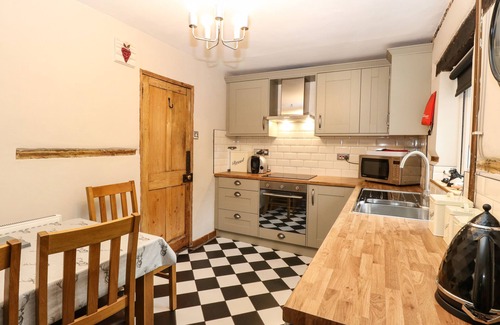 Aylsham Cottage | VALENTINE COTTAGE, pet friendly, country holiday cottage in Aylsham