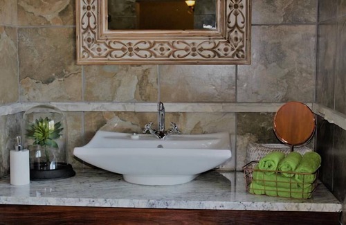 Nelson Mandela Bay Cabin | VALLEY BUSHVELD COUNTRY LODGE