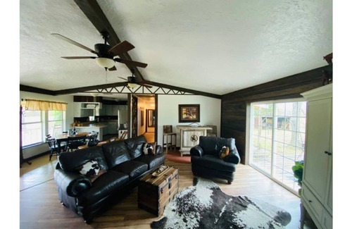 Antlers House | Valley View - Country Living - Farm House Getaway