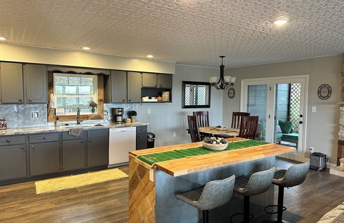 Manhattan House | Valley View Hideaway - Charming 2-bedroom house
