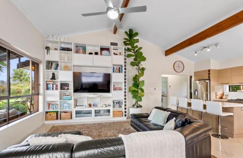 Port Lincoln House | Valley View Home - Barrel Sauna, Woodfired Pizza Oven, Firepit, Kids Playset