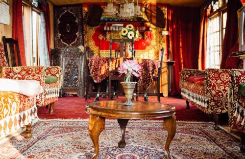 Dal Lake Boat Rental | Veena Palace Group Of Houseboats