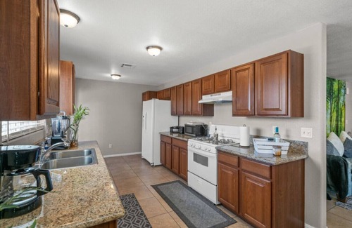 Las Vegas House | Vegas Vibes | Patio | BBQ | Foosball | Fireplace