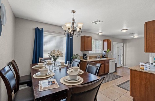 Las Vegas House | Vegas Vibes | Patio | BBQ | Foosball | Fireplace