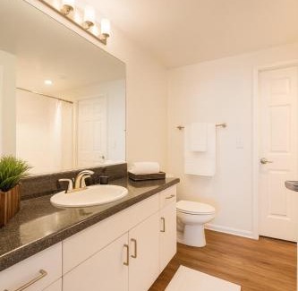 Marina del Rey Apartment | Venice Boardwalk Breeze 2BR - 7-min to Venice Beach